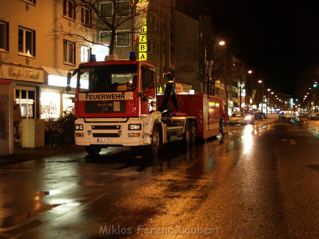 Sturm 3 Geruest droht auf die Strasse zu stuerzen Koeln Kalk Kalker Hauptstr   P137.JPG